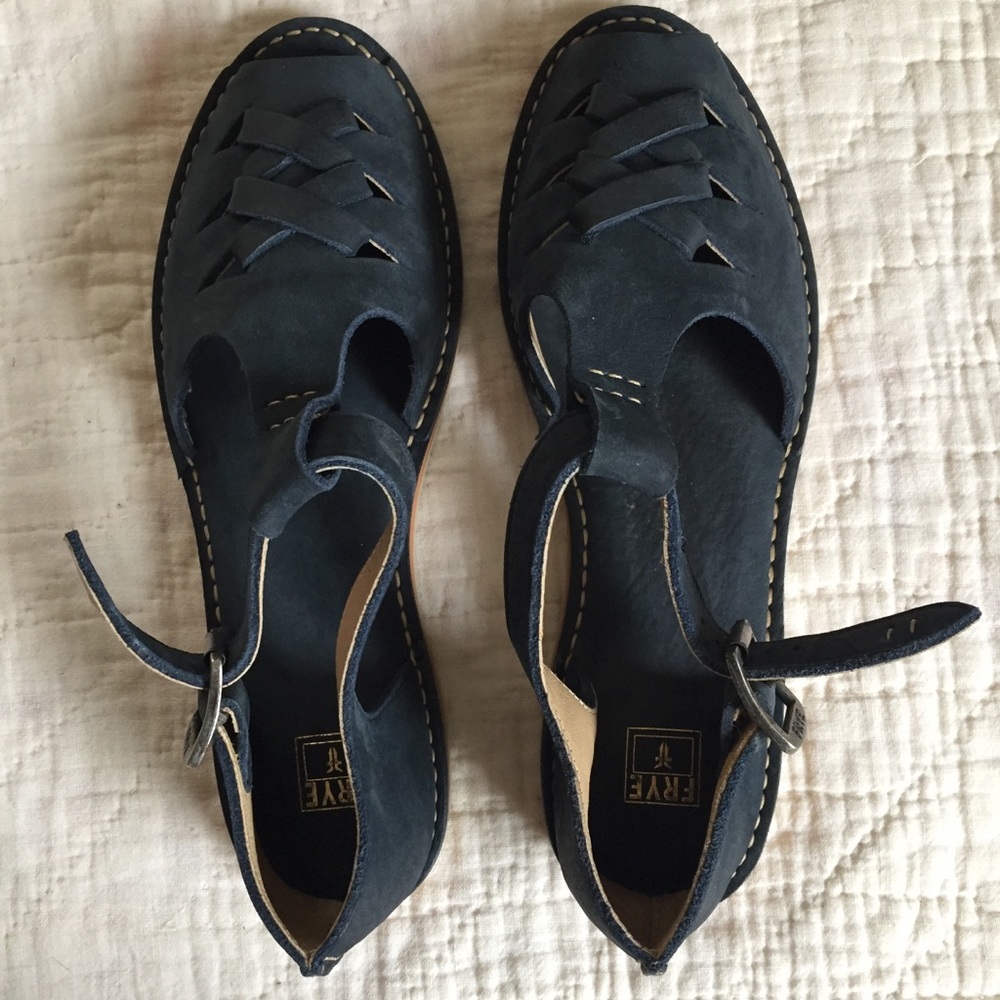 Frye Navy Holly Fisherman sandals. Size 8